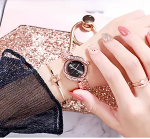 Détail de la montre à quartz or rose avec lunette en strass et bracelet au poignet