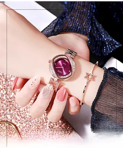 Gros plan d'une montre en or rose avec cadran violet et bracelet étoile assorti