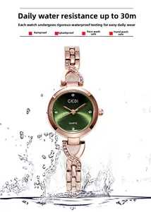Détail de la montre à quartz or rose avec cadran vert et étanchéité jusqu'à 30m