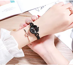 Gros plan sur la montre à quartz GEDI avec cadran noir et bracelet étoile au poignet