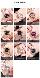 Gros plan de diverses montres à quartz étanches avec lunette en strass et bracelet métal