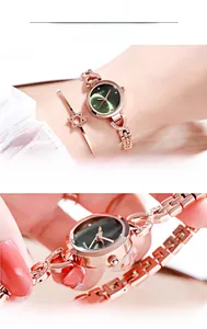 Détail d'une montre à quartz or rose avec cadran vert et ensemble de bracelets étoiles
