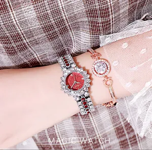 Nahaufnahme von Luxus Damenuhr und Armband Set mit roten Kristallen und Blumendesign