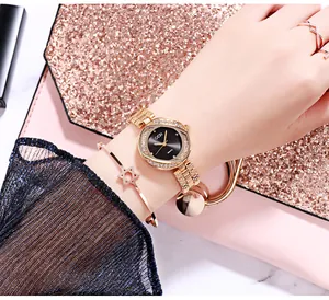 Détail du coffret montre quartz dorée pour femme avec lunette en strass et bijoux