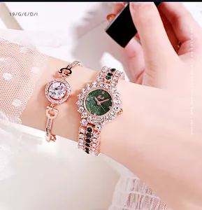 Nahaufnahme der roségoldenen Uhr mit grünem Sternenzifferblatt und passendem Armband