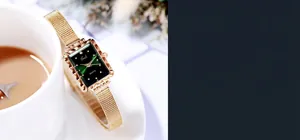 Dettaglio dell'orologio rettangolare verde con cinturino in maglia color oro rosa
