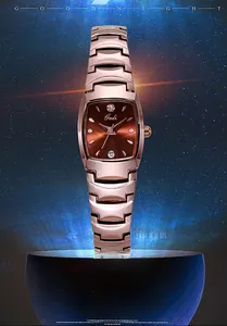 Detail van het roségouden tonneau-horloge met een bruine zonnestraal wijzerplaat en datum