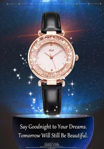 Dettaglio dell'orologio in oro rosa con strass e cinturino in pelle nera su sfondo stellato