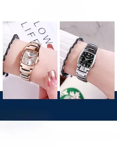 Detail van tonneau dameshorloges in roségoud en zilver met minimalistische indexen