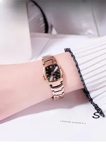 Elegant roségoud horloge met rechthoekige zwarte wijzerplaat in lifestyle-setting