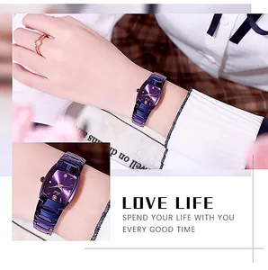 Macro-opname van paars tonneau horloge met diamanten markers en metalen band