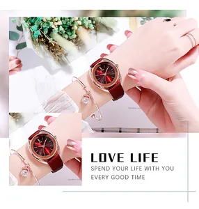 Detail van elegant roségouden horloge met bordeaux lederen band en kroonarmband