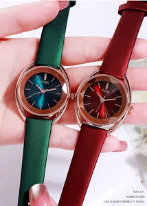 Detail van GEDI-horloges met gefacetteerd glas en glanzende lederen bandjes