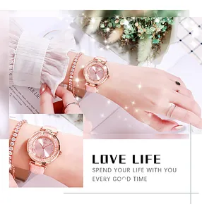 Dettaglio del set orologio al quarzo oro rosa con strass e cinturino in pelle rosa da donna