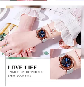 Detailopname van dames horloge met blauwe wijzerplaat en grijze leren horlogeband