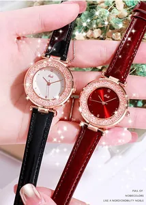 Dettaglio di orologi in oro rosa con strass scintillanti e cinturini in pelle verniciata
