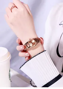 Detailopname van Gedi roségouden horloge en kroonring om de pols bij zacht omgevingslicht