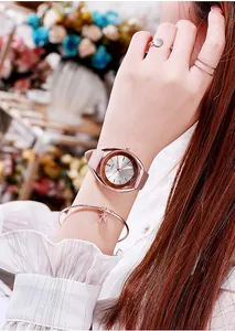 Elegant roségoud quartz horloge met roze leren band en bijpassende sieradenset