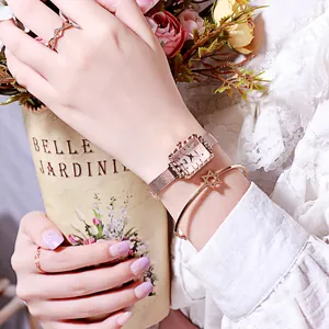 Set elegante con orologio quadrato al quarzo oro rosa, cinturino mesh, anelli e bracciale
