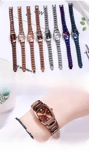 Macro-opname van tonneau kwartshorloge met roségouden accenten en metalen schakelarmband