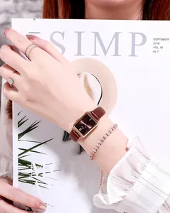 Damen Vintage Quadratische Uhr in Roségold mit Lederarmband und glitzerndem Schmuck