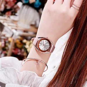 Elegant roségouden kwartshorloge voor dames met roze leren band en geometrische bezel