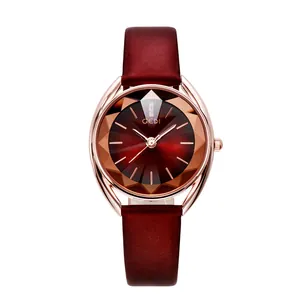 Elegant dameshorloge met rood gefacetteerd glasprisma wijzerplaat en leren band