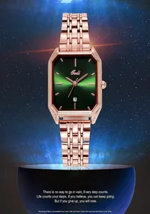 Dettaglio dell'orologio rettangolare in oro rosa con quadrante verde e data