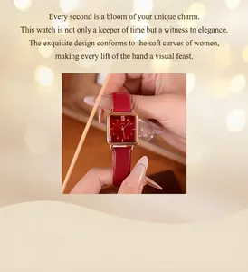 Primer plano de reloj cuadrado dorado con esfera burdeos y correa de cuero rojo