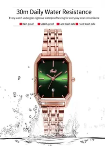 Dettaglio orologio impermeabile con quadrante ottagonale verde e cinturino in oro rosa
