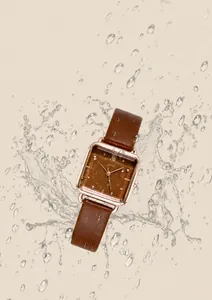 Reloj impermeable cuadrado para mujer con caja de oro rosa y correa de cuero marrón al agua