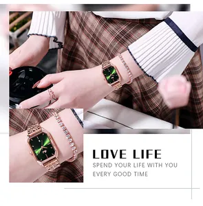 Dettaglio dell'orologio ottagonale oro rosa con quadrante verde e bracciale con zirconi