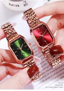 Dettaglio macro di orologio ottagonale oro rosa con quadrante verde soleil e datario