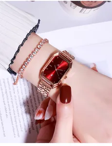 Dettaglio dell'orologio ottagonale oro rosa con quadrante rosso e bracciale tennis
