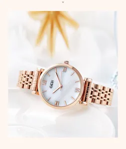 Détail d'une montre en acier or rose avec cadran nacré et chiffres romains de luxe