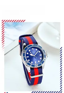 Gros plan d'une montre à quartz GEDI avec bracelet NATO rouge et bleu et boîtier en argent