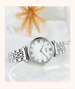 Détail de la montre en acier argenté avec cadran blanc texturé et chiffres romains