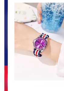 Détail de montre GEDI avec cadran violet et bracelet en nylon NATO rayé marine