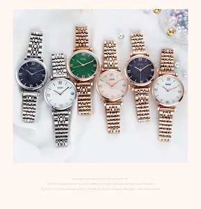 Ensemble de montres femme en acier avec chiffres romains sur fond de soie et perles
