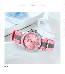 Détail d'une montre quartz pour femme avec cadran rose et bracelet en tissu rayé