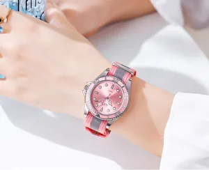 Détail du bracelet en nylon rose et gris et boîtier en argent de la montre quartz