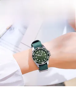 Vue de près d'une montre GEDI avec bracelet en nylon vert et lunette argentée au poignet