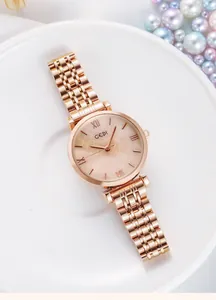 Vue détaillée de la montre GEDI en acier rose doré avec cadran texturé sur du tissu de soie