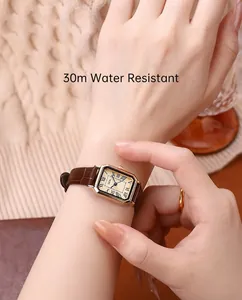Detalle del reloj de cuarzo cuadrado vintage con 30m de resistencia al agua y cuero