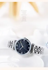 Détail d'une montre à quartz pour femme avec cadran bleu marbré et bracelet en acier