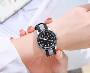 Gros plan montre GEDI avec cadran noir et bracelet en nylon NATO gris à rayures