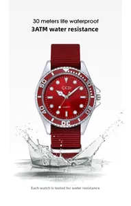Vue détaillée de la montre quartz rouge avec éclaboussures montrant l'étanchéité 3ATM