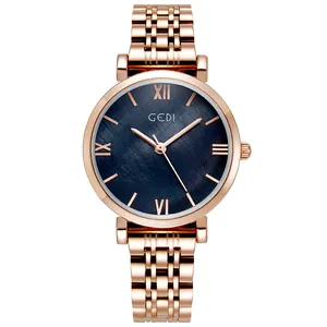 Montre femme en acier rose doré avec cadran bleu texturé et chiffres romains élégants