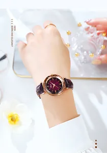 Detail der Gedi Uhr in Violett mit Lederband und facettiertem Kristallglas