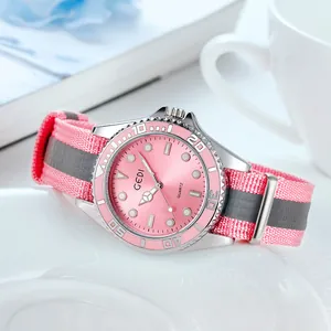 Montre à quartz GEDI pour femme avec cadran rose et bracelet en nylon coloré sur table